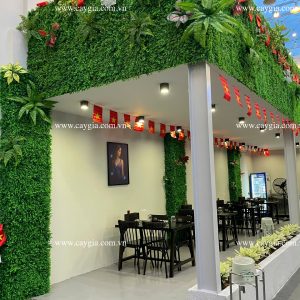 thi công tường cây giả quán cafe
